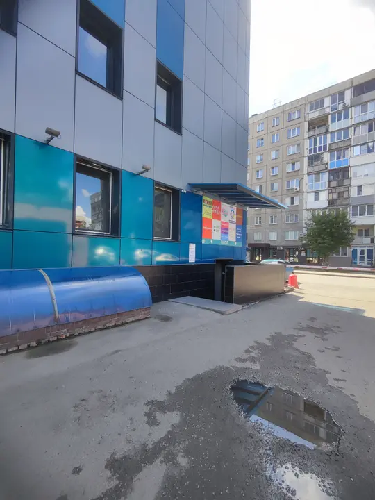 Вход в цоколь, возле шлагбаума